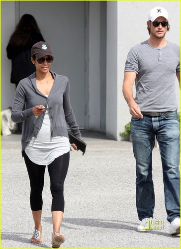  Halle Berry: Gas Station Sweetheart
