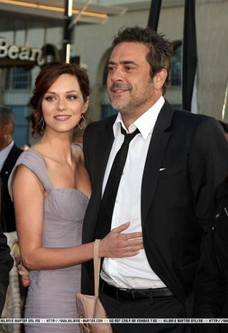  Hilarie 버튼, burton and Jeffrey Dean 모건 at “The Losers” premiere on April 20, 2010 in Los Angeles
