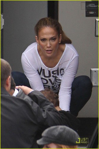 Jennifer Lopez: Hang Out At 'Hawthorne'