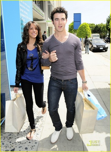  Kevin & Danielle Jonas: Cute Kitson Couple