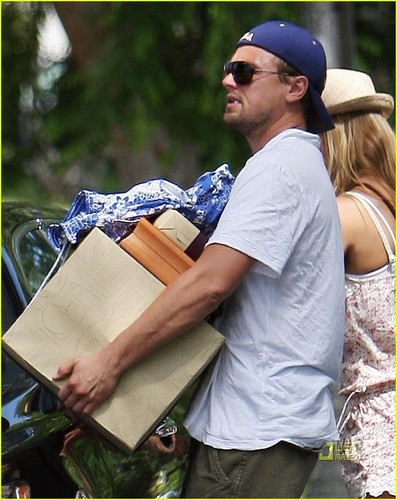  Leo DiCaprio: Boxes 'n' Bar Refaeli