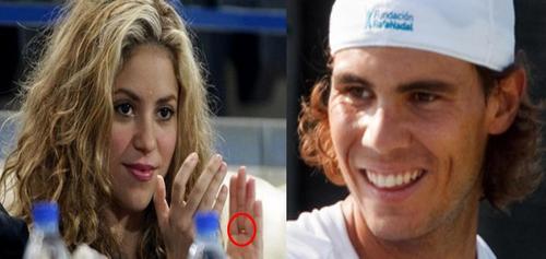  shakira moved the wedding ring on the middle finger !!!!
