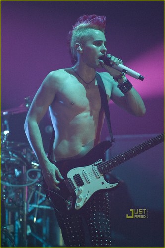 Shirtless Jared Leto: 30 Seconds to Mars Concert!