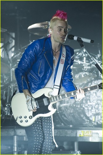 Shirtless Jared Leto: 30 Seconds to Mars Concert!