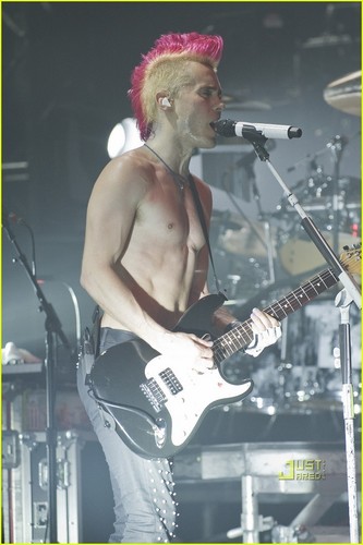  Shirtless Jared Leto: 30 secondes to Mars Concert!