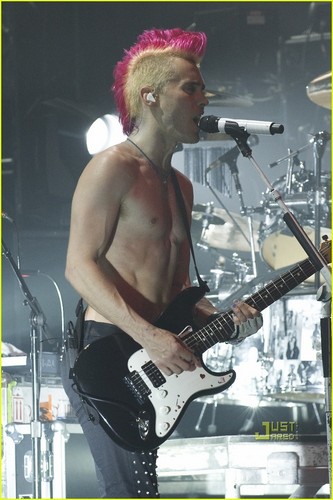  Shirtless Jared Leto: 30 seconden to Mars Concert!