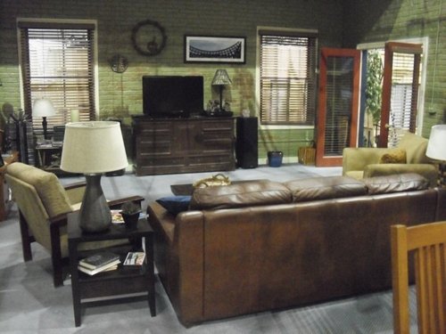  Behind the Scenes of OTH (Mouth's apartment)