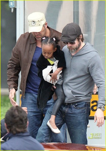  Brad Pitt: নৌকা Bonding with the Kids!