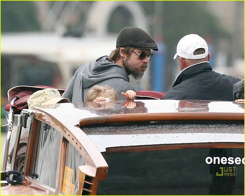  Brad Pitt: лодка Bonding with the Kids!
