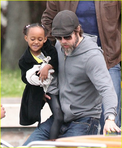  Brad Pitt: کشتی Bonding with the Kids!