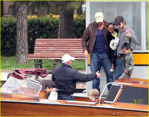  Brad Pitt: 船, 小船 Bonding with the Kids!