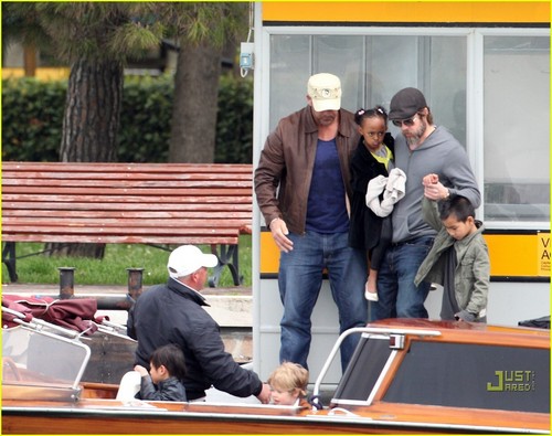  Brad Pitt: ボート Bonding with the Kids!