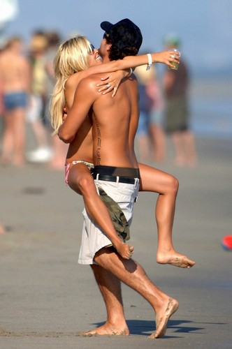  Brody and Kristin - de praia, praia