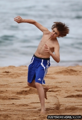 Candids > 2010 > At Beach in Sydney, Australia (24th April, 2010)