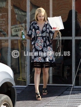  Dianna Out and about on the 글리 Lot