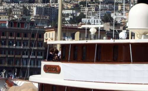  Getting Onto Johnny Depp's лодка