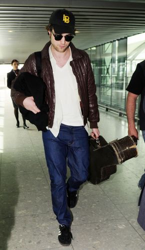  HQ Pictures of Robert Pattinson at Heathrow Airpor - Going To Vancoiver