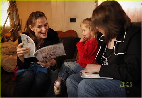 Jennifer Garner Reads to Kentucky Kids for 'Idol Gives Back'