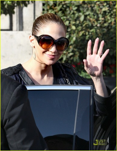  Jennifer Lopez Backs Up Paris