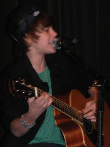  Justin Bieber @ Ridley 10-23-09 (2)