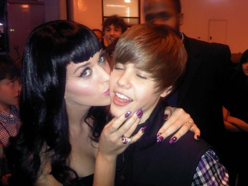  Justin Bieber getting a 키스 from katy (RARE)