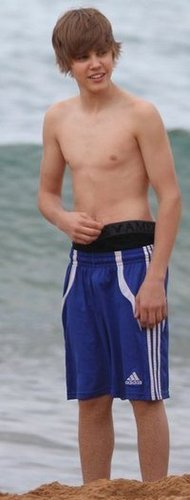  Justin Bieber on the beach, pwani