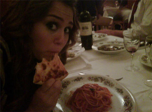  Miley Cyrus eating پیزا