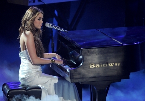  Miley Cyrus 歌う on American Idol (24th March 2010)