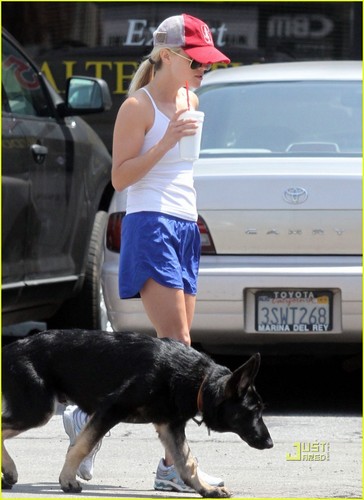  Reese Witherspoon & Jim Toth: Doggy Duty