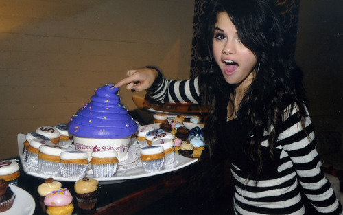  Selena Gomez Loves Cupcakes!!