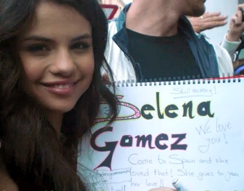  Selena Gomez signing autograph