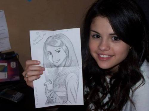  Selena holding a 팬 사진