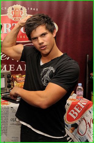  Taylor lautner caught によって BOP at a Party!