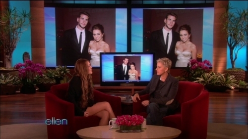  The Ellen tampil with Miley Cyrus