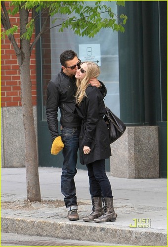  Amanda Seyfried & Dominic Cooper: Ciuman Kiss!