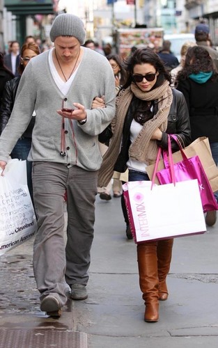  Channing Tatum and Jenna Dewan shopping in NYC (April 28)