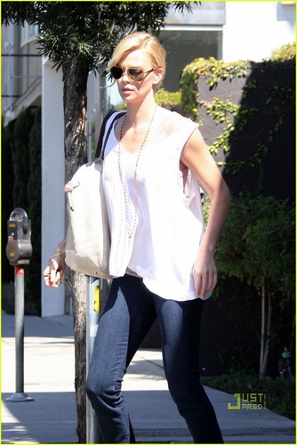 Charlize Theron is a Sunny Shopper