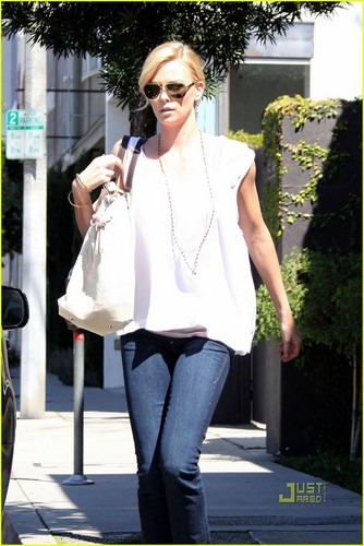  Charlize Theron is a Sunny Shopper