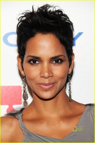  Halle Berry: DKMS Dedicated