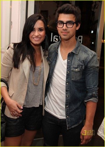  Joe Jonas & Demi Lovato: Revival Vintage Opening!