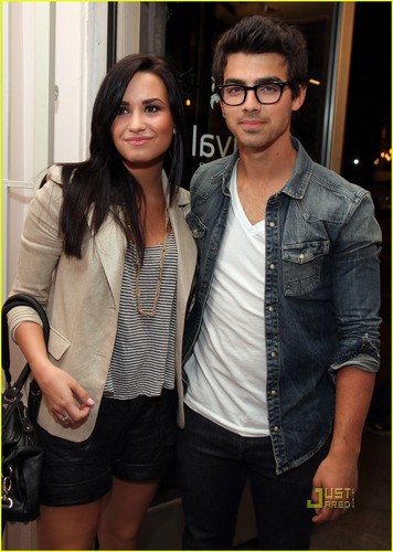  Joe Jonas & Demi Lovato: Revival Vintage Opening!