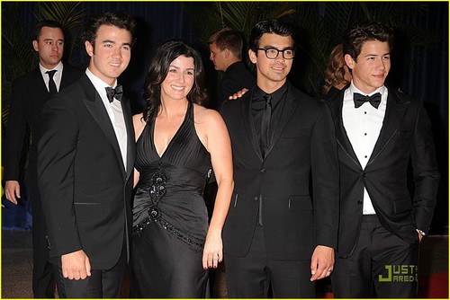  Jonas Brothers: White House Correspondents Dinner!
