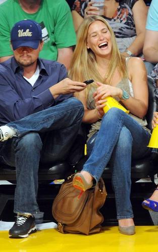  Leonardo DiCaprio and Bar Refaeli at the Lakers game (April 27)