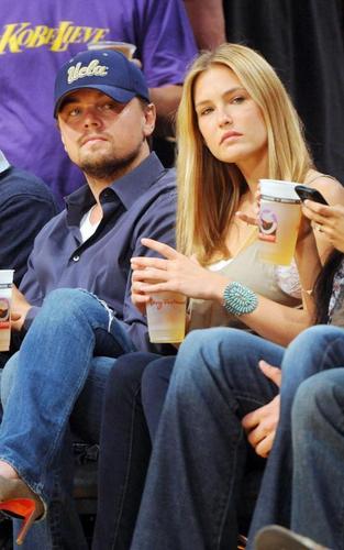  Leonardo DiCaprio and Bar Refaeli at the Lakers game (April 27)