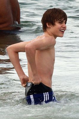  もっと見る NEW Justin Bieber's SHIRTLESS pics nice underwear