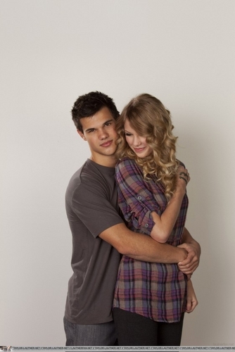  New/Old Portraits Of Taylor Lautner And Taylor সত্বর From ‘Valentine’s Day’