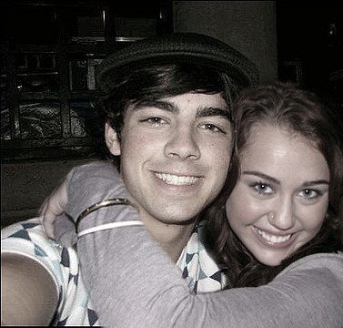  New Pic of Miley Cyrus and Joe Jonas (she has the nose ring on)