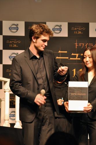  Old/New fan Pictures of Robert Patiinson in Japon