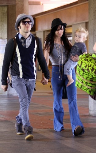  Pete Wentz and Ashlee Simpson-Wentz at Maui Airport in Hawaii (April 27)