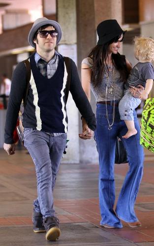  Pete Wentz and Ashlee Simpson-Wentz at Maui Airport in Hawaii (April 27)